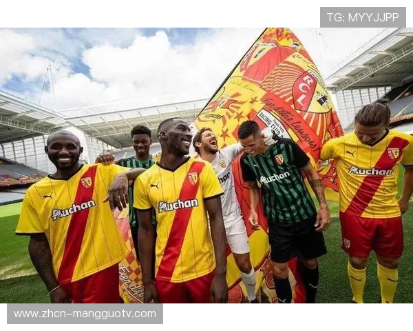 实时：朗斯vs斯特拉斯堡，积分榜前列球队直接对话